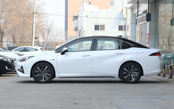 L'automobile elettrica 510KM della berlina di Guangqi Yilue EA6 4 porte 5 mette la tassa a sedere rapida 0.78H