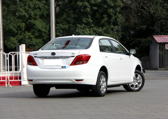 Porte elettriche pure di rendimento elevato di 305KM 400KM BYD E5 EV 4 5 sedili
