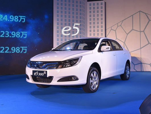 Porte elettriche pure di rendimento elevato di 305KM 400KM BYD E5 EV 4 5 sedili