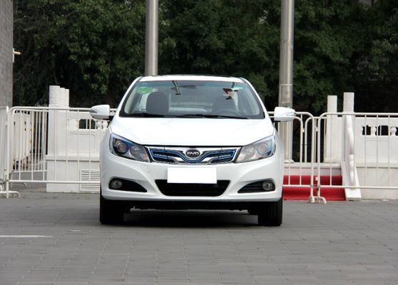 Porte elettriche pure di rendimento elevato di 305KM 400KM BYD E5 EV 4 5 sedili