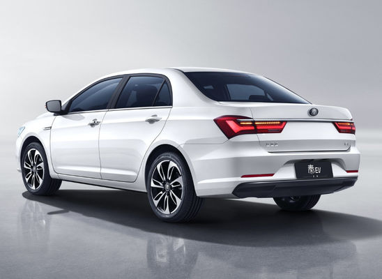 Byd compatto Qin Ev Sedan Electric Car 400-450KM 4 porte 5 sedili